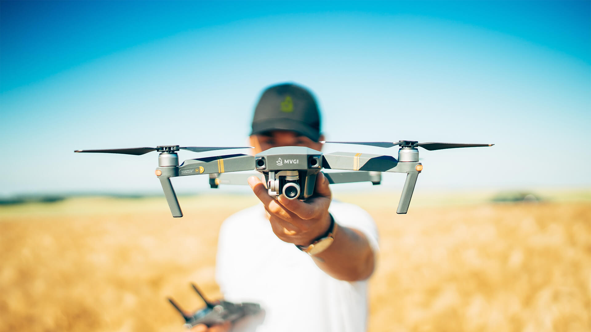 homem segurando drone mvgi