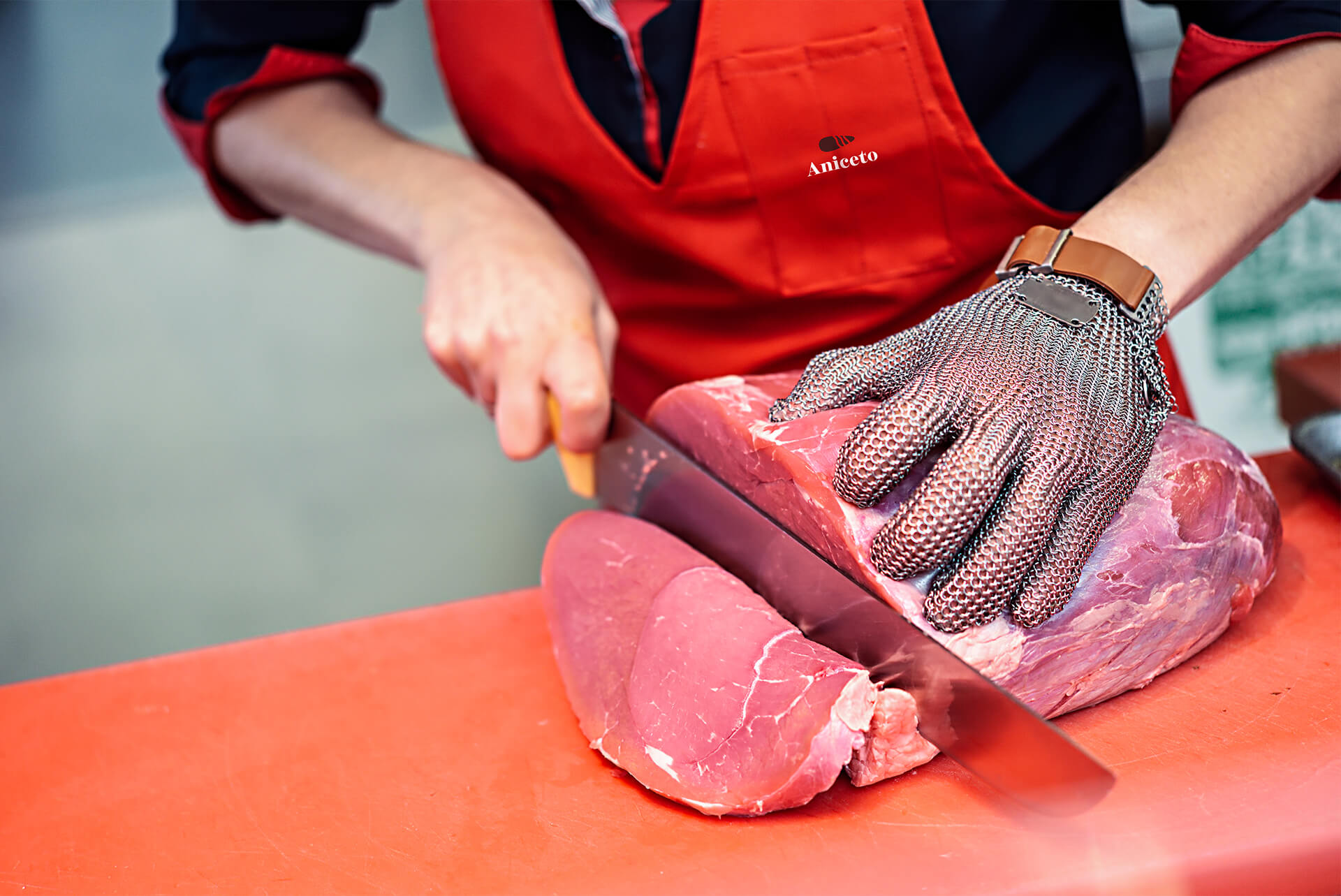 acougueiro cortando carne