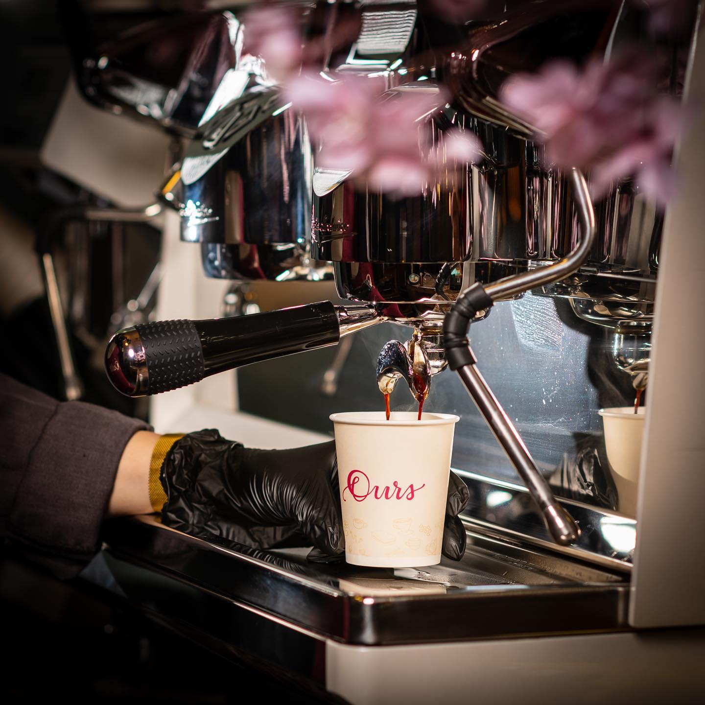 copo de cafe na maquina de espresso
