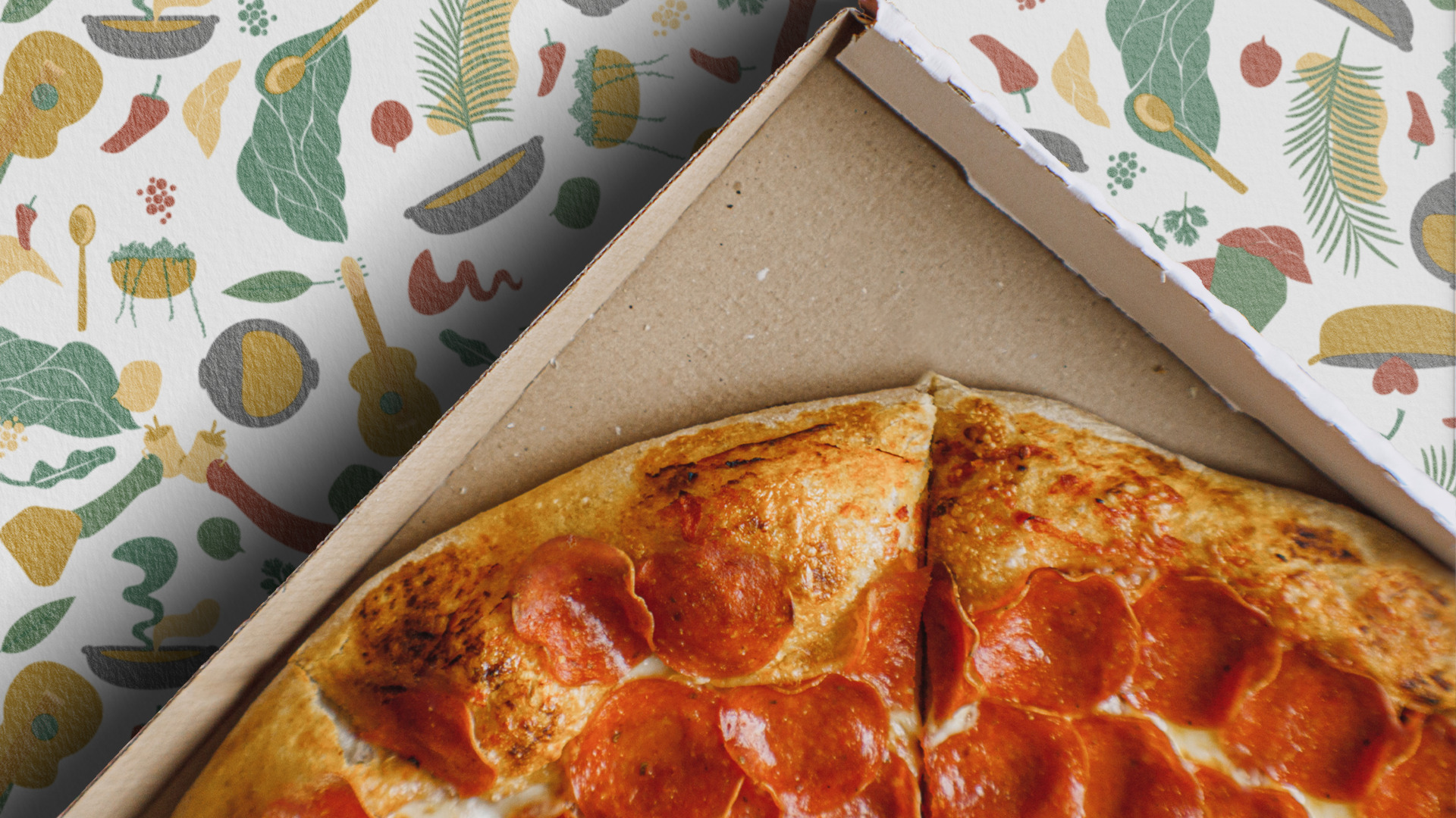Pizza dentro de caixa em cima de padronagem da marca Raízes